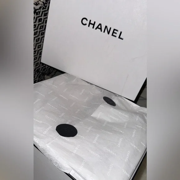 CHANEL Authentic XL GiftBox Set
Sealed Logo Tissue & CC Seals
CollectorPackaging - Picture 2 of 8